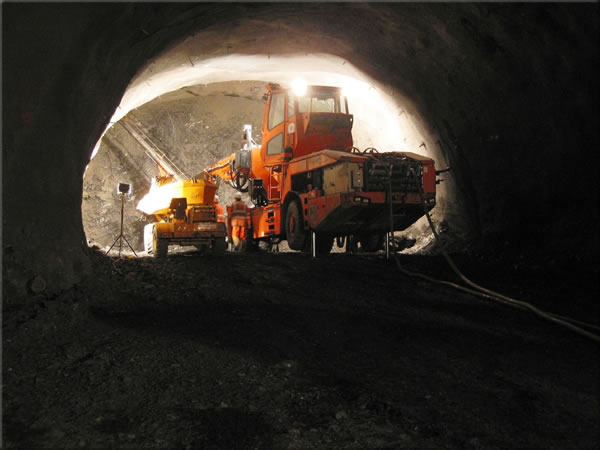 Innovativo sistema di casseratura e di monitoraggio delle esplosioni nel tunnel di Saas, in Svizzera 