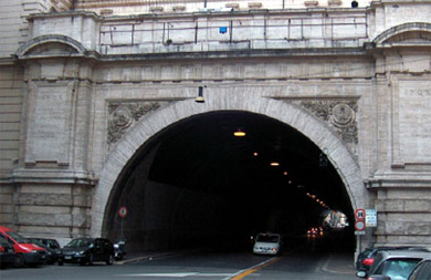 Riapre a Roma il Tunnel Umberto I