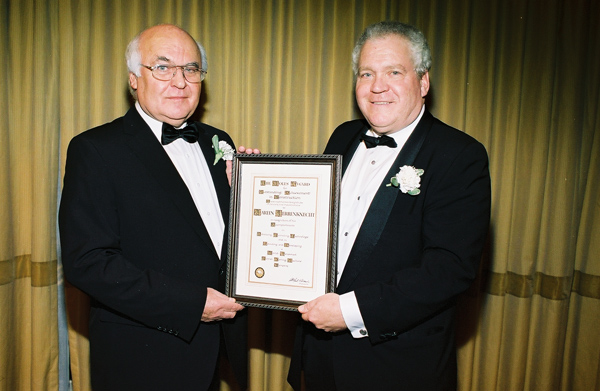 Martin Herrenknecht con James M Marquardt, il presentatore alla Premiazione annuale di Le Talpe